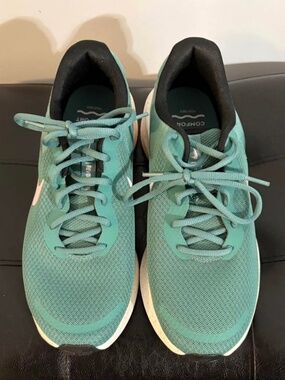 Women’s Nike Sneakers 9.5 Green